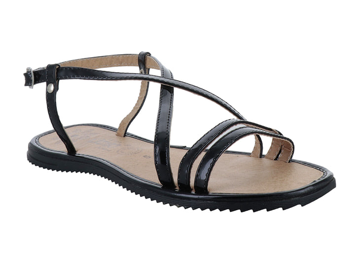 Sandalia plana de charol negro con correas y suela dentada.