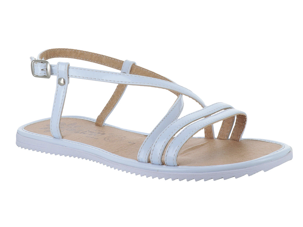 Sandalia blanca de mujer con correa ajustable y suela plana.