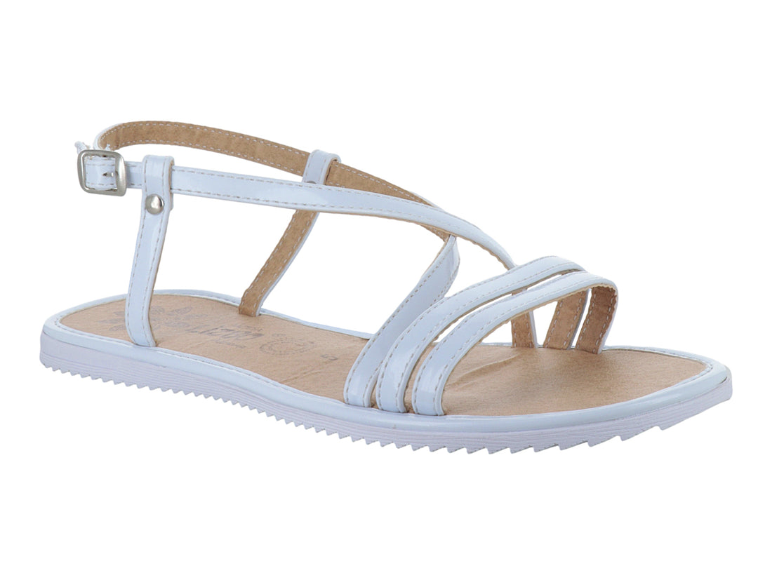 Sandalia blanca de mujer con correa ajustable y suela plana.