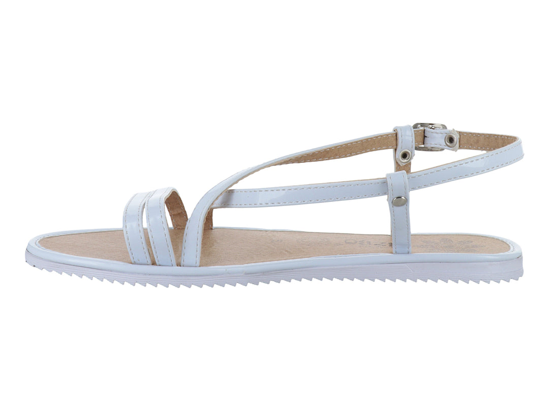 Sandalia blanca de mujer con correa ajustable y suela plana.