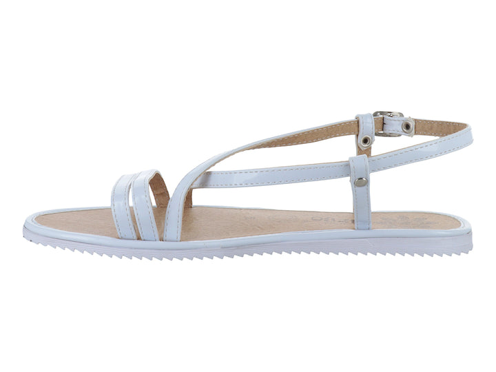 Sandalia blanca de mujer con correa ajustable y suela plana.