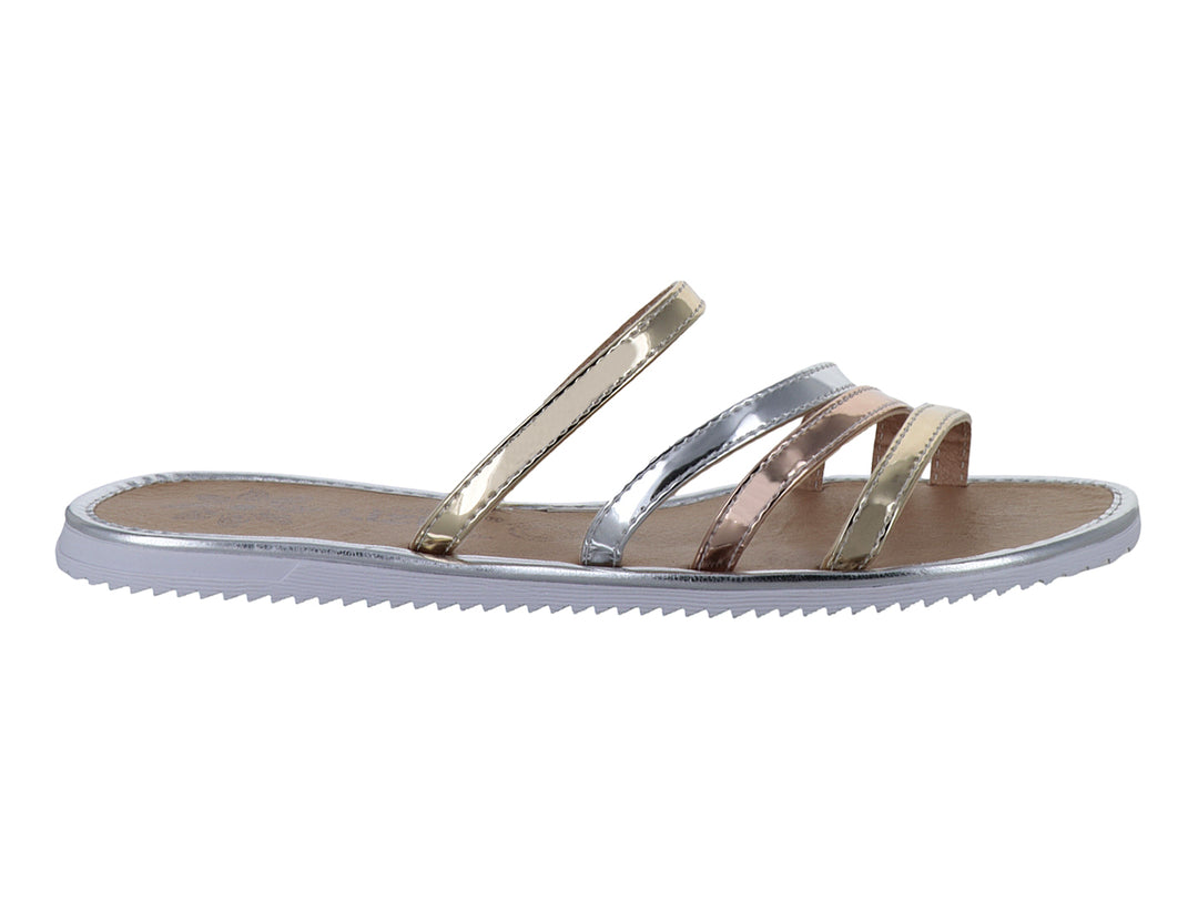 Sandalias planas para niña con tiras multicolores en tonos metálicos dorado, plata y bronce.