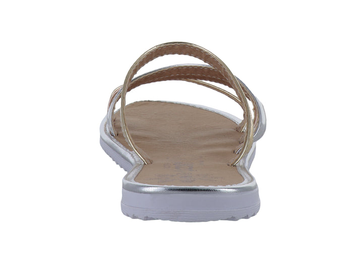 Sandalias planas para niña con tiras multicolores en tonos metálicos dorado, plata y bronce.