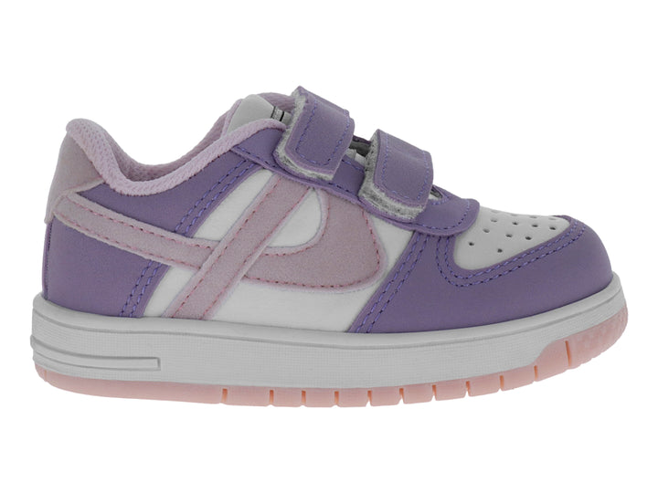 Tenis infantiles color blanco y lila con cierres de velcro y suela rosa.