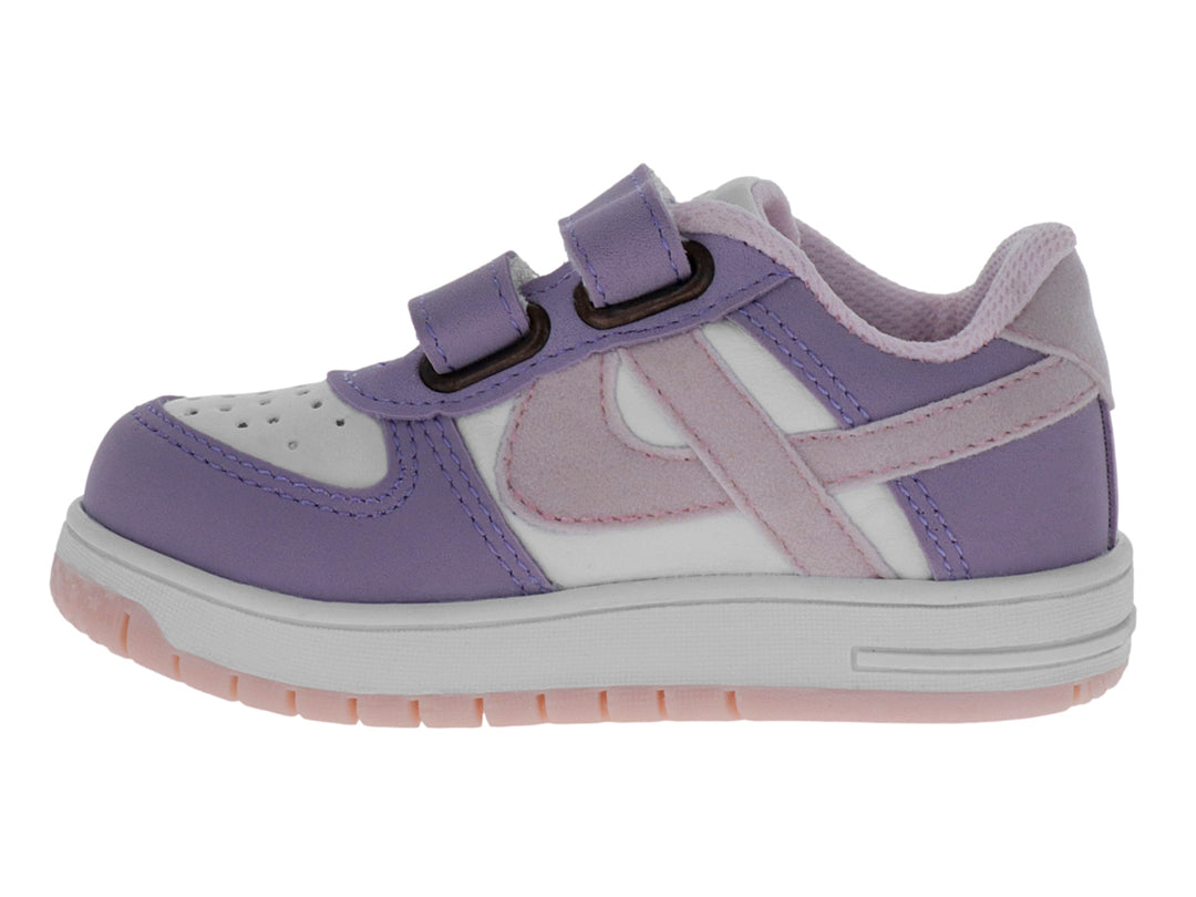 Tenis infantiles color blanco y lila con cierres de velcro y suela rosa.