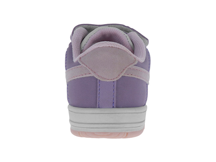 Tenis infantiles color blanco y lila con cierres de velcro y suela rosa.