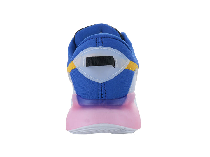 Tenis deportivos marca Panam en colores negro, fucsia, azul y amarillo con suela blanca texturizada.