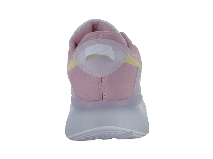 Tenis deportivos Panam color blanco con detalles en amarillo, rosa y azul claro.