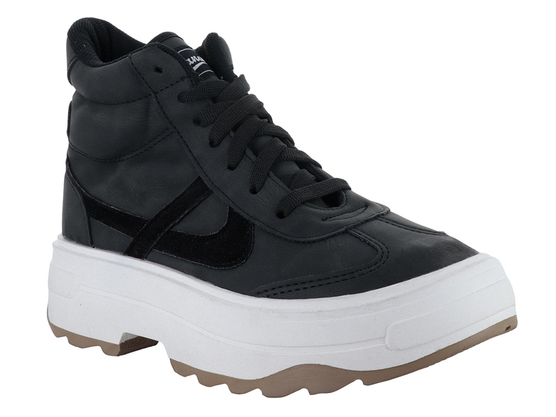 Tenis PANAM color negro con suela de plataforma blanca y base café.