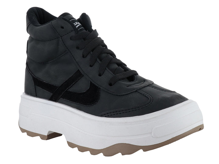 Tenis PANAM color negro con suela de plataforma blanca y base café.
