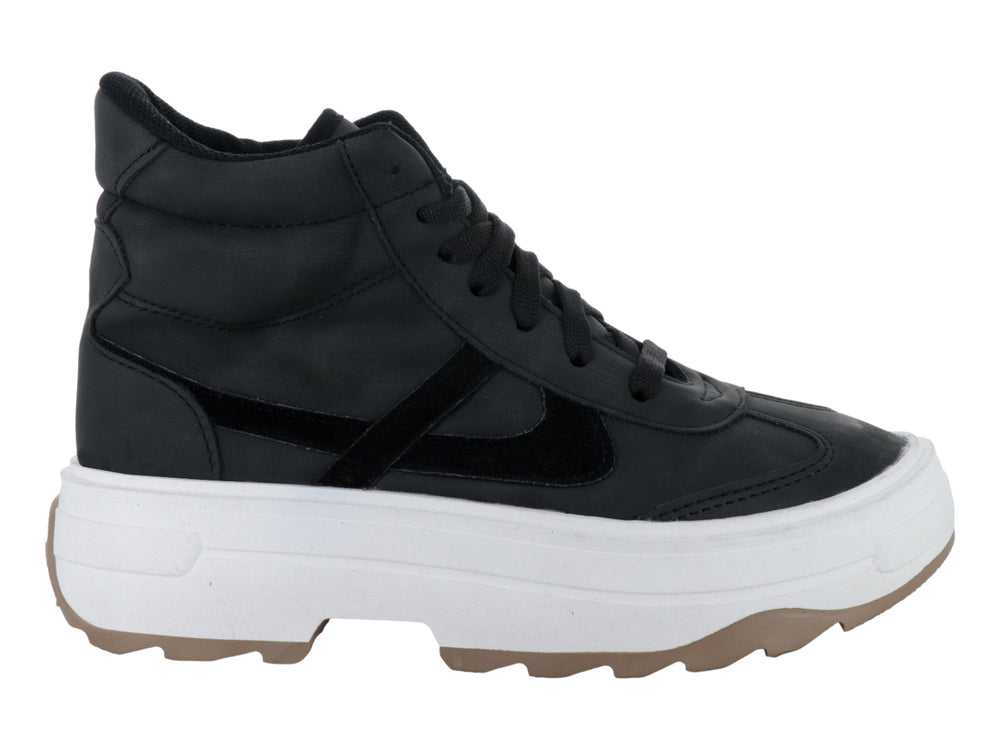 Tenis PANAM color negro con suela de plataforma blanca y base café.