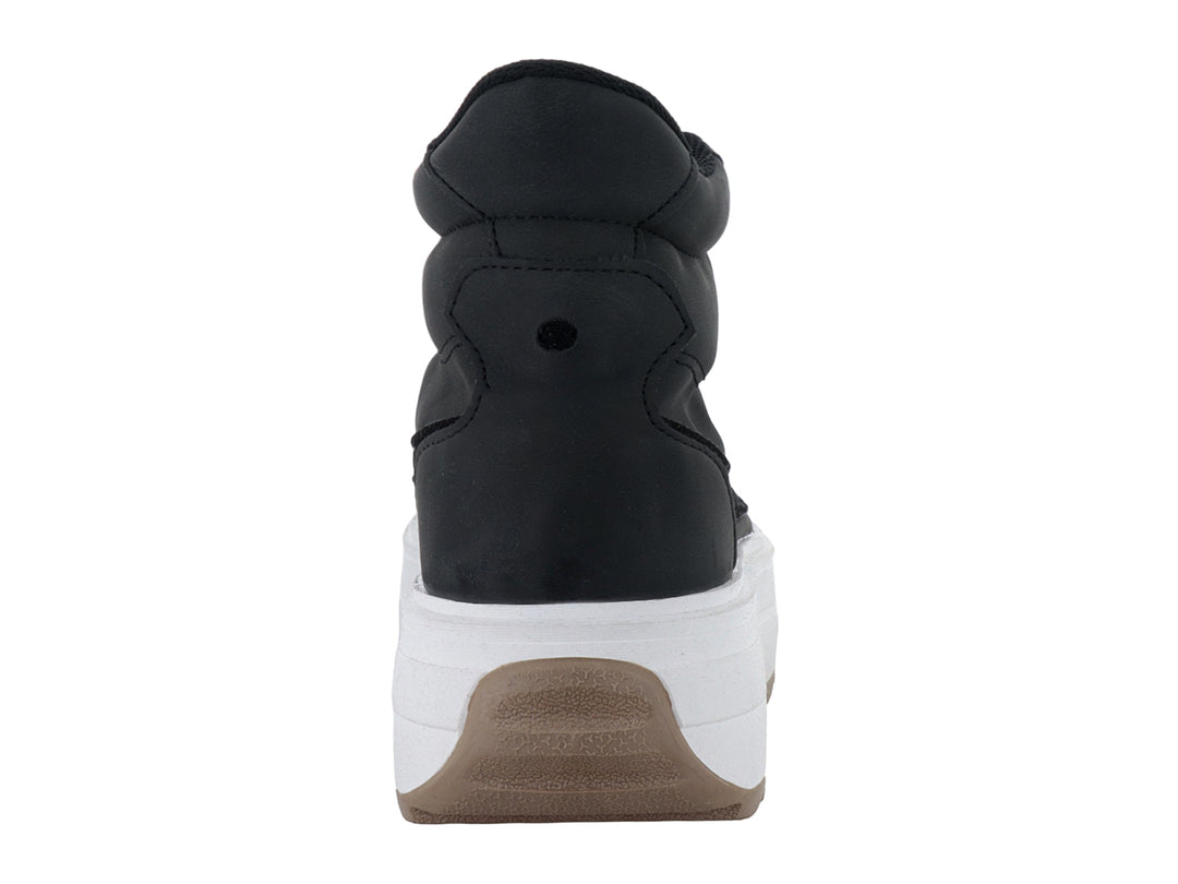 Tenis PANAM color negro con suela de plataforma blanca y base café.