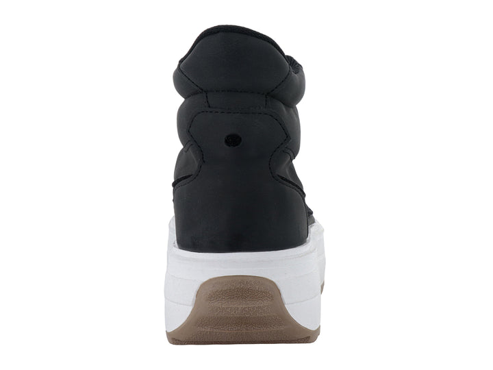 Tenis PANAM color negro con suela de plataforma blanca y base café.