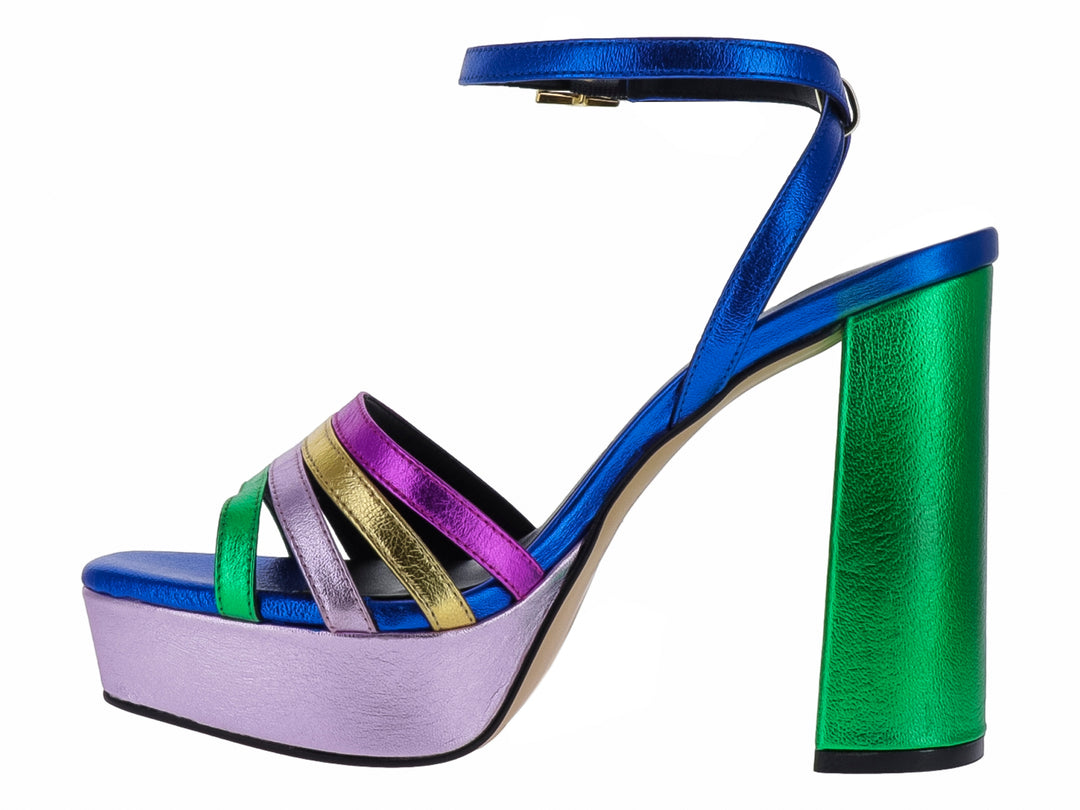 Sandalia de plataforma multicolor con tacón grueso y acabado metalizado.