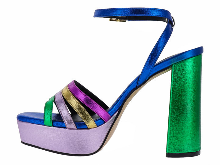 Sandalia de plataforma multicolor con tacón grueso y acabado metalizado.