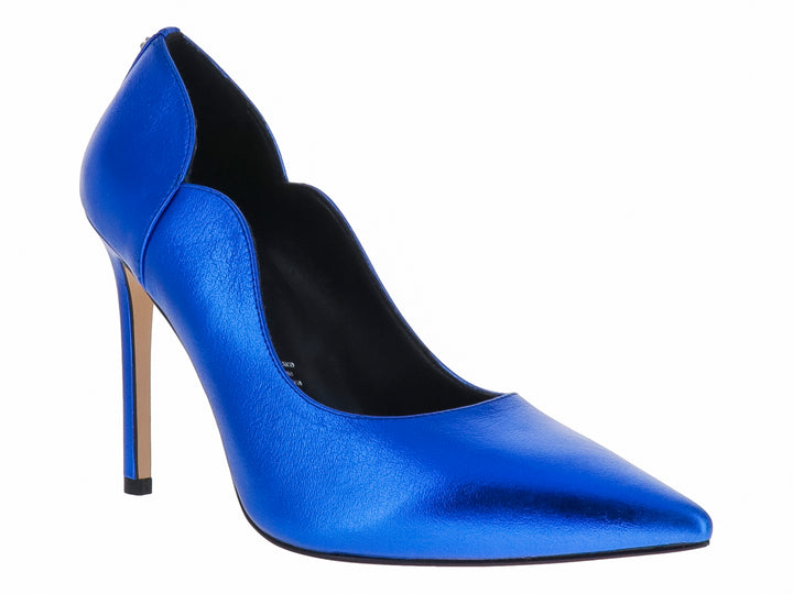 Zapato de tacón alto color azul brillante con punta fina y tacón de aguja.