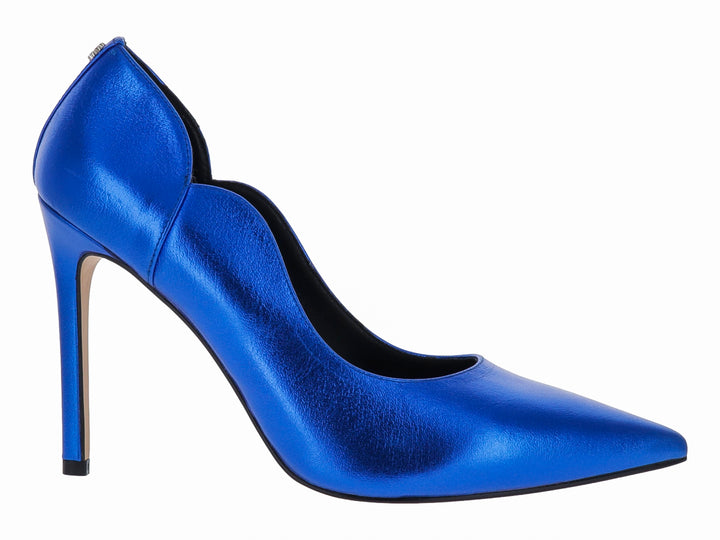 Zapato de tacón alto color azul brillante con punta fina y tacón de aguja.