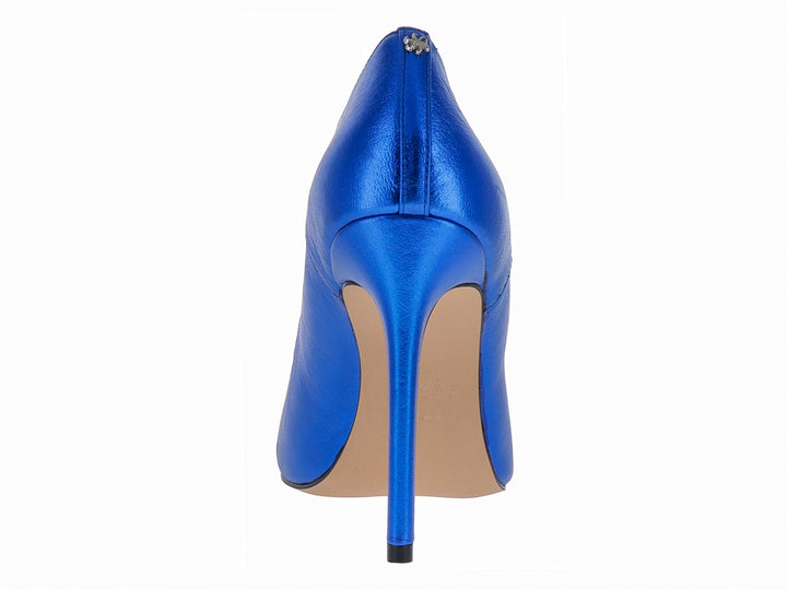 Zapato de tacón alto color azul brillante con punta fina y tacón de aguja.