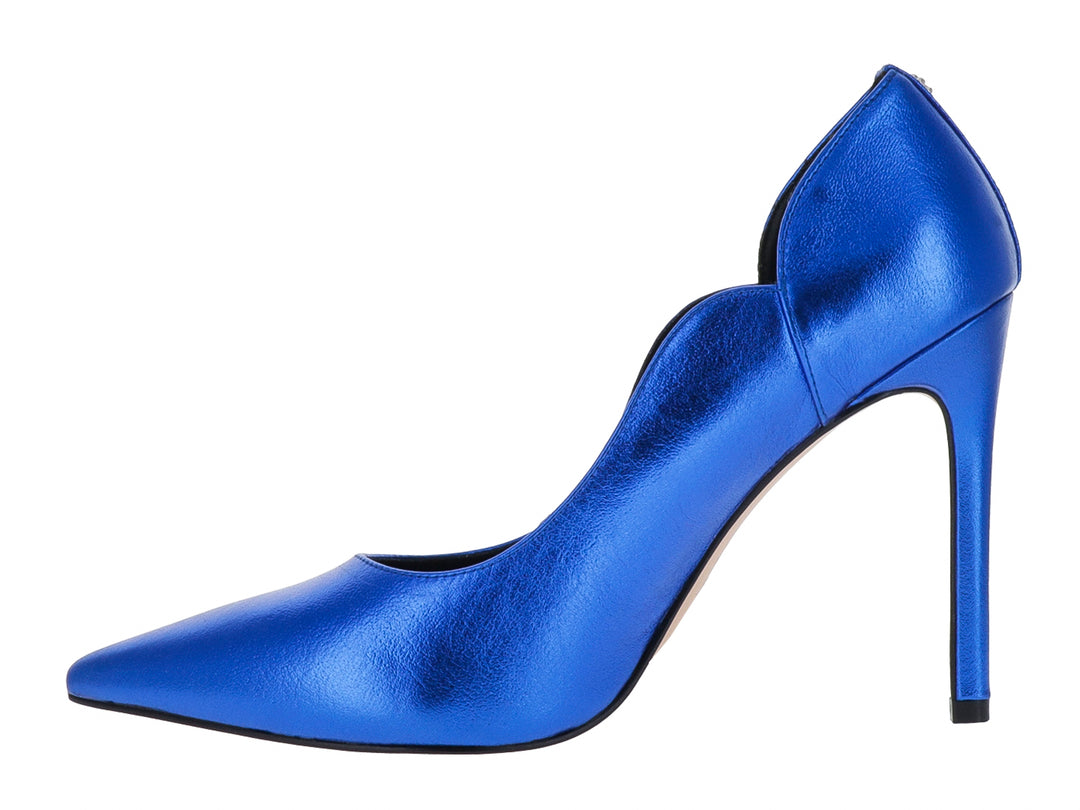 Zapato de tacón alto color azul brillante con punta fina y tacón de aguja.