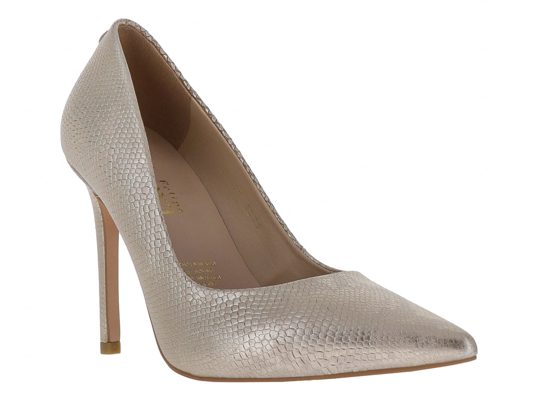 Zapato de tacón alto color oro con textura de piel de serpiente y punta fina.