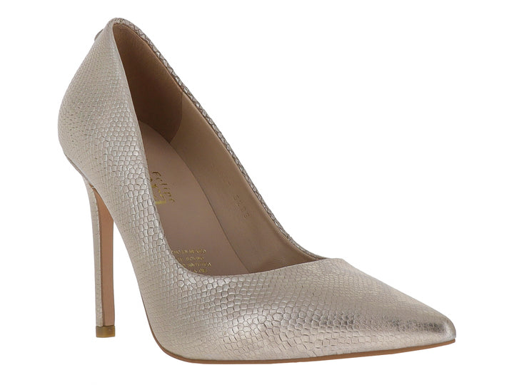 Zapato de tacón alto color oro con textura de piel de serpiente y punta fina.