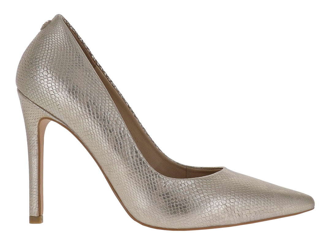 Zapato de tacón alto color oro con textura de piel de serpiente y punta fina.