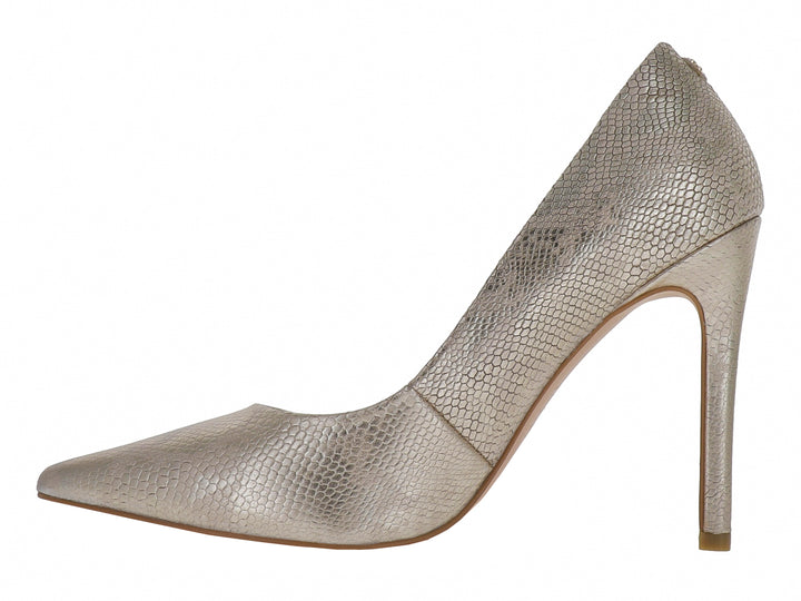 Zapato de tacón alto color oro con textura de piel de serpiente y punta fina.
