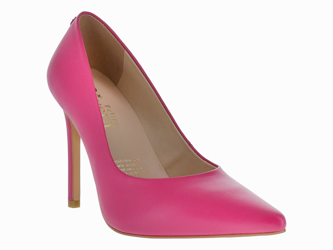 Zapato de tacón alto estilo stiletto en color magenta de piel lisa con punta cerrada.