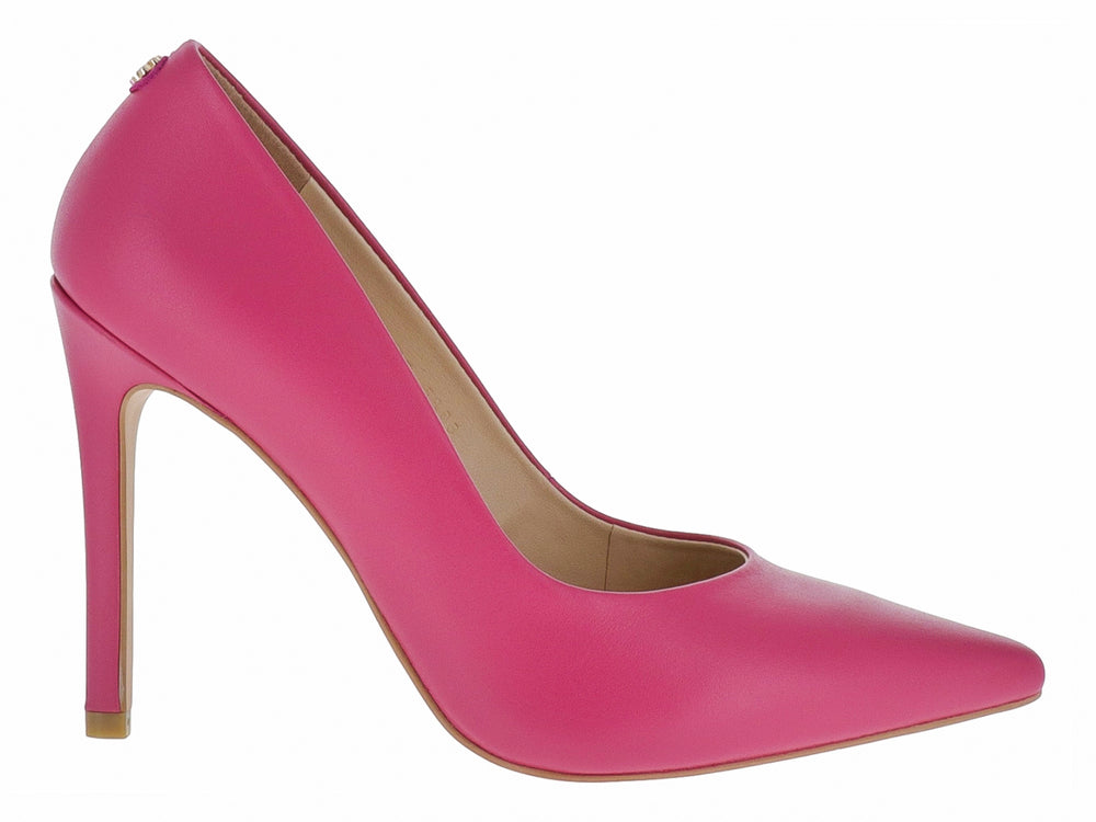 Zapato de tacón alto estilo stiletto en color magenta de piel lisa con punta cerrada.