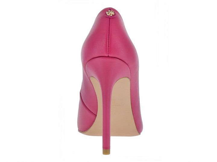 Zapato de tacón alto estilo stiletto en color magenta de piel lisa con punta cerrada.