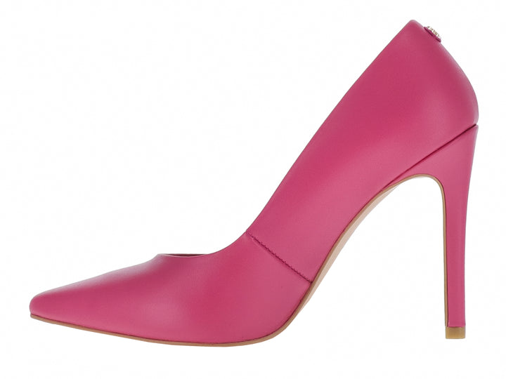 Zapato de tacón alto estilo stiletto en color magenta de piel lisa con punta cerrada.