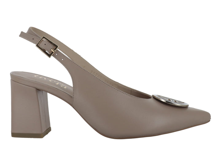 Zapato de tacón cuadrado color beige con punta fina y correa trasera en piel