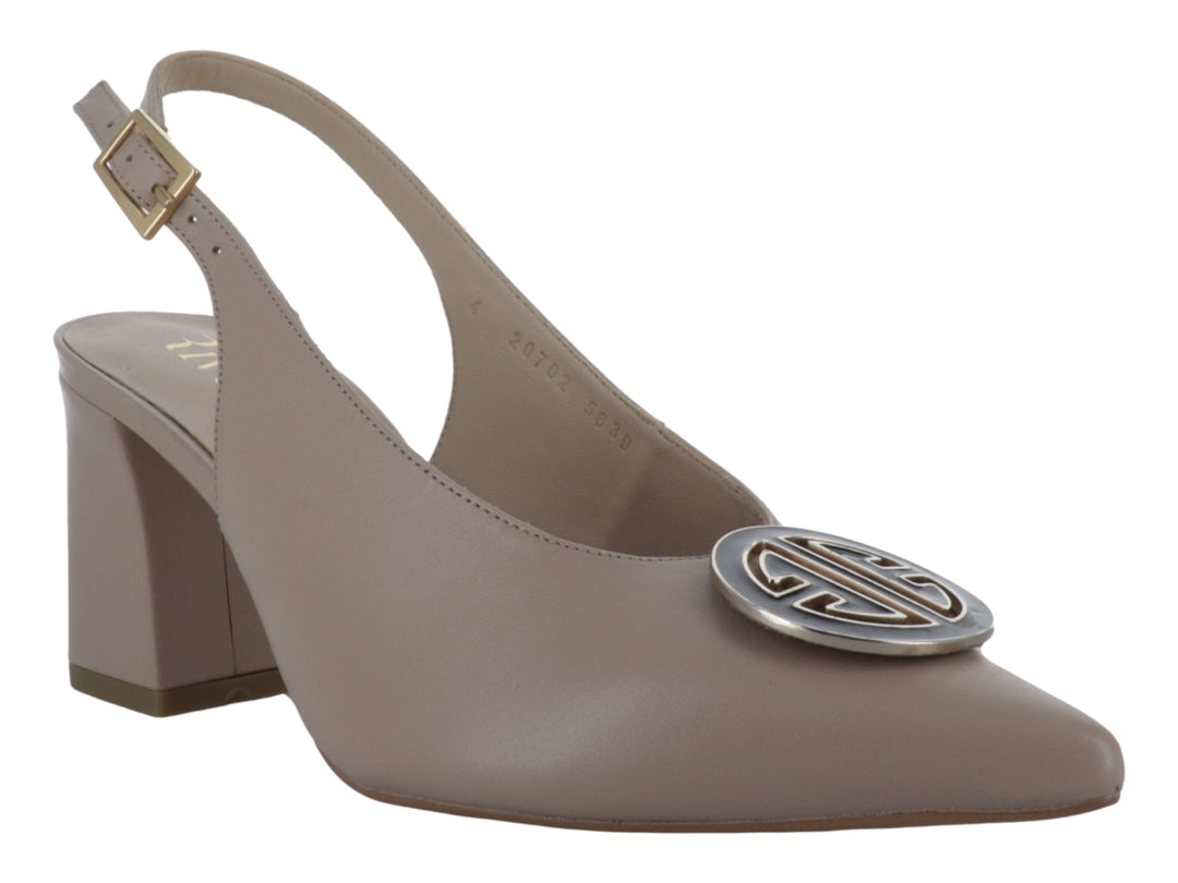 Zapato de tacón cuadrado color beige con punta fina y correa trasera en piel