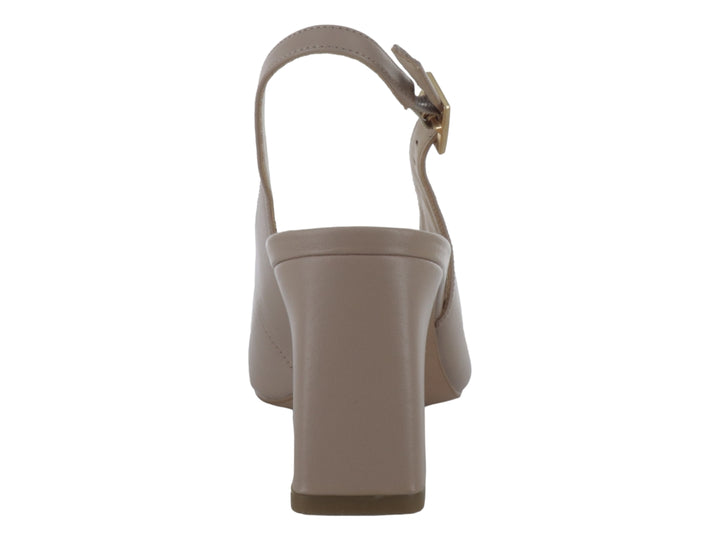 Zapato de tacón cuadrado color beige con punta fina y correa trasera en piel
