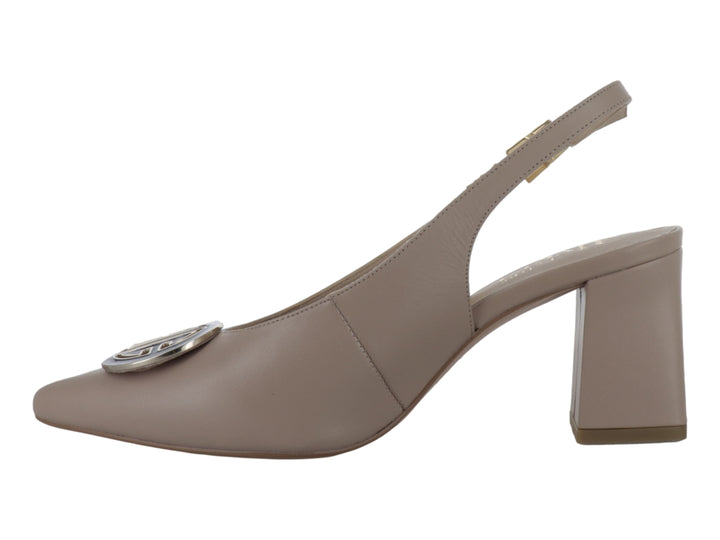 Zapato de tacón cuadrado color beige con punta fina y correa trasera en piel