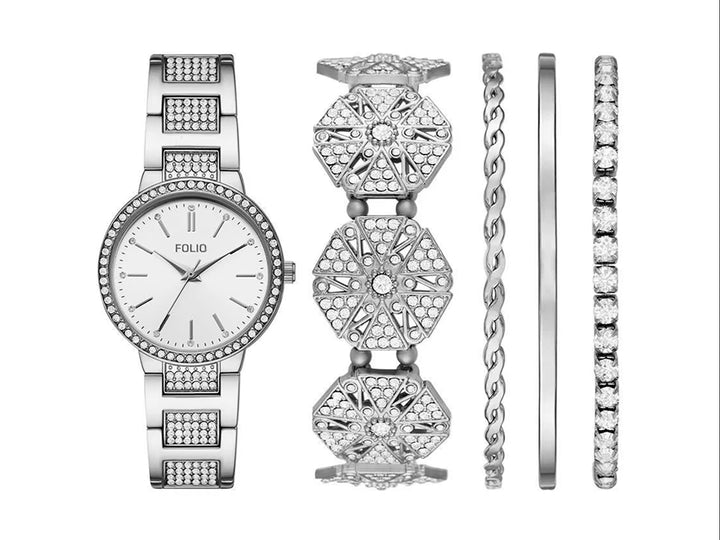 Set de 5 piezas Folio en color plata que incluye un reloj analógico y cuatro pulseras decoradas con cristales.