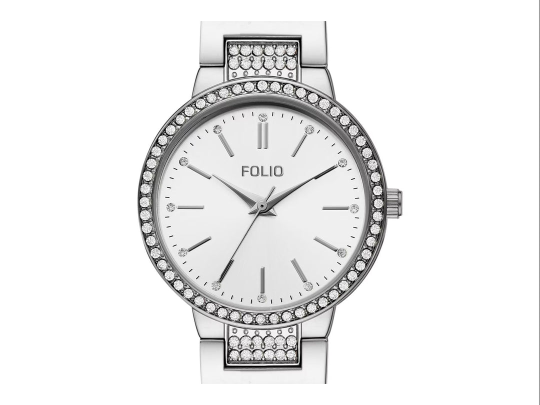 Set de 5 piezas Folio en color plata que incluye un reloj analógico y cuatro pulseras decoradas con cristales.