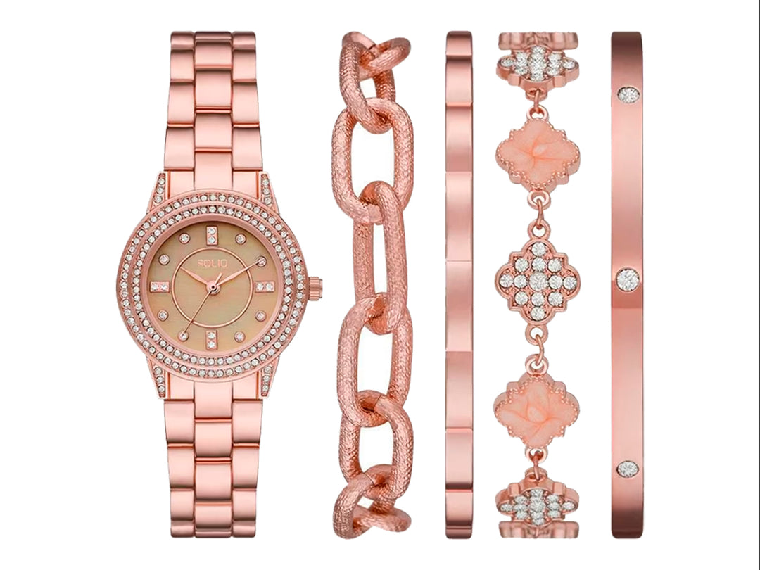 Set de 5 piezas para mujer en color oro rosa que incluye un reloj y cuatro pulseras decoradas con cristales.