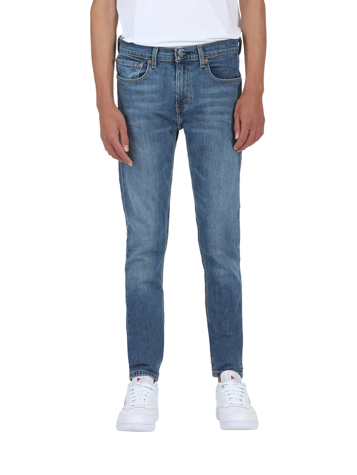 Hombre vistiendo pantalones Levi&