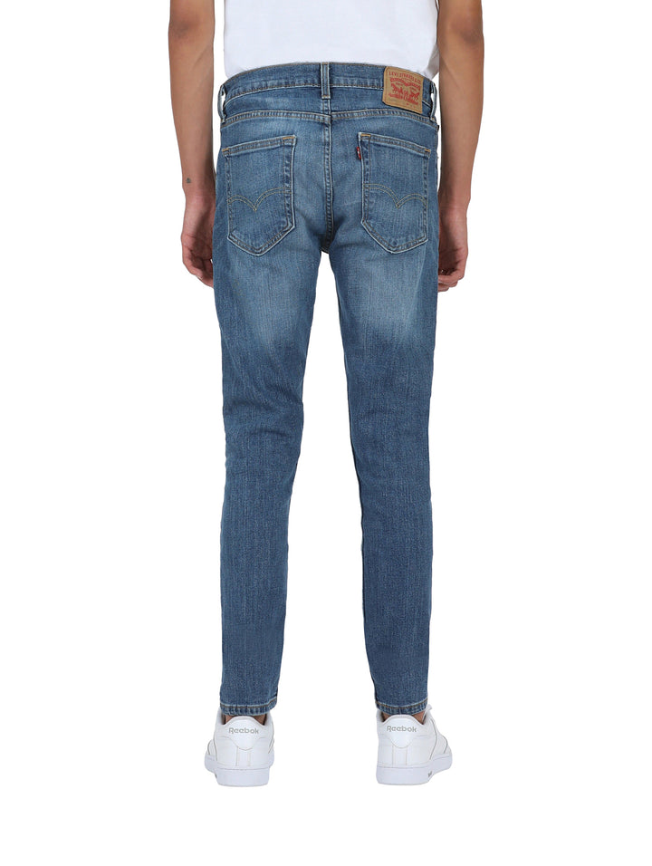 Hombre vistiendo pantalones Levi&