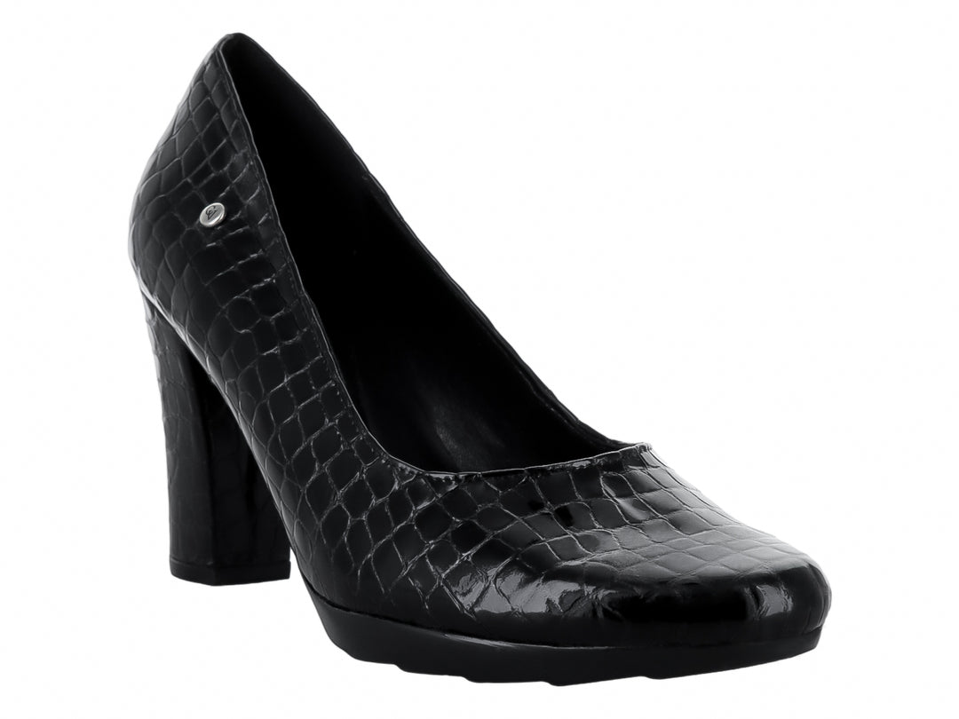Zapato de tacón grueso color negro con textura de piel de cocodrilo y acabado brillante.