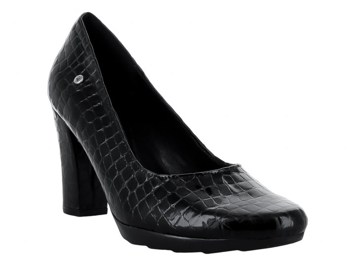 Zapato de tacón grueso color negro con textura de piel de cocodrilo y acabado brillante.