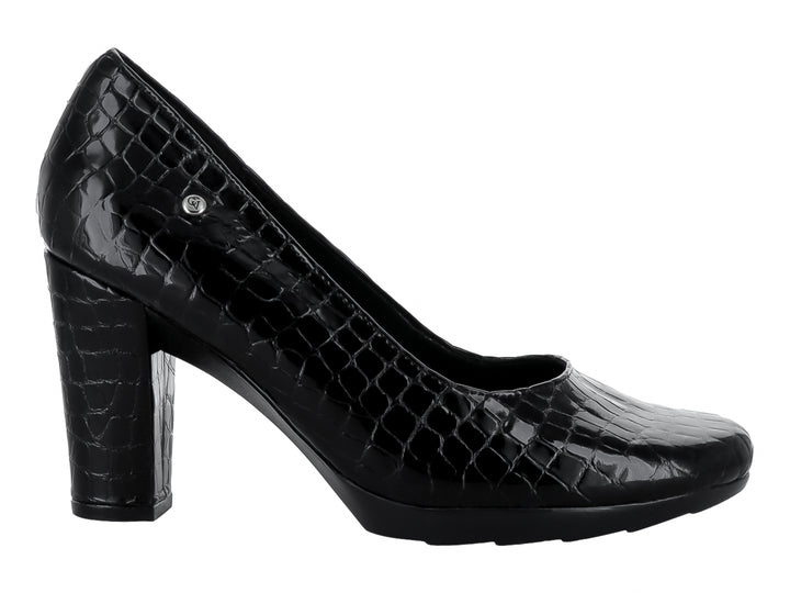 Zapato de tacón grueso color negro con textura de piel de cocodrilo y acabado brillante.