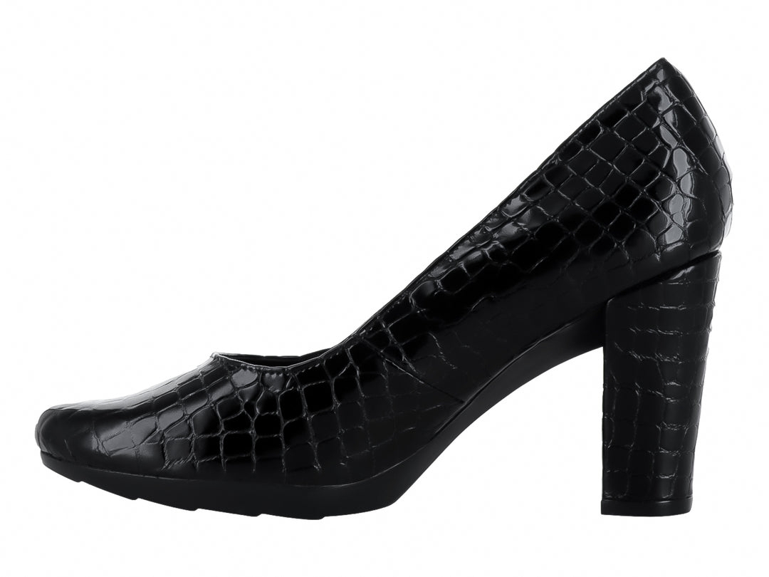 Zapato de tacón grueso color negro con textura de piel de cocodrilo y acabado brillante.