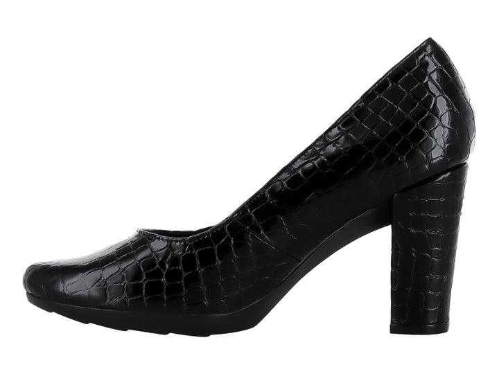 Zapato de tacón grueso color negro con textura de piel de cocodrilo y acabado brillante.
