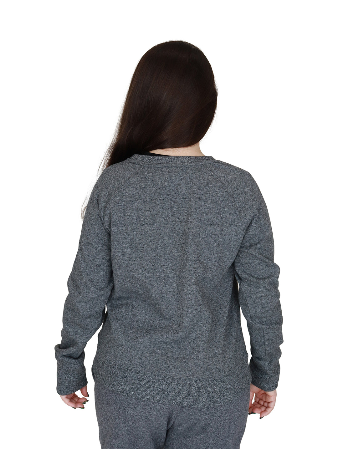 Mujer vistiendo sudadera gris oscuro de cuello redondo con logotipo DKNY en el pecho