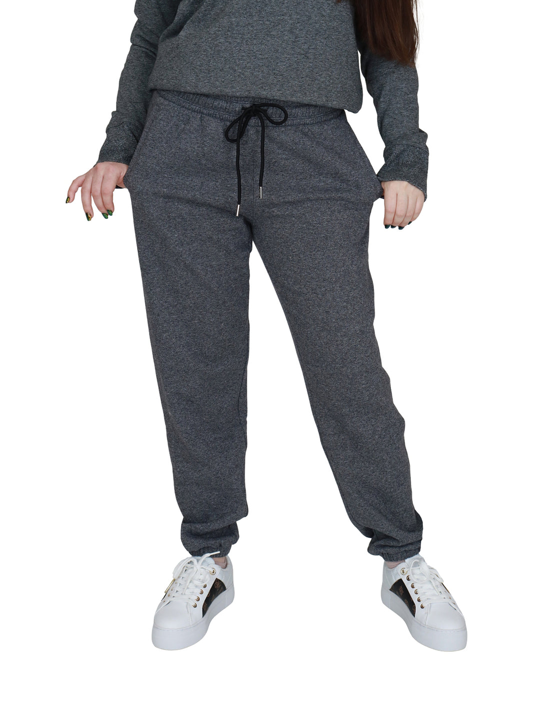 Pantalones deportivos joggers color gris oscuro con cordones negros en la cintura.