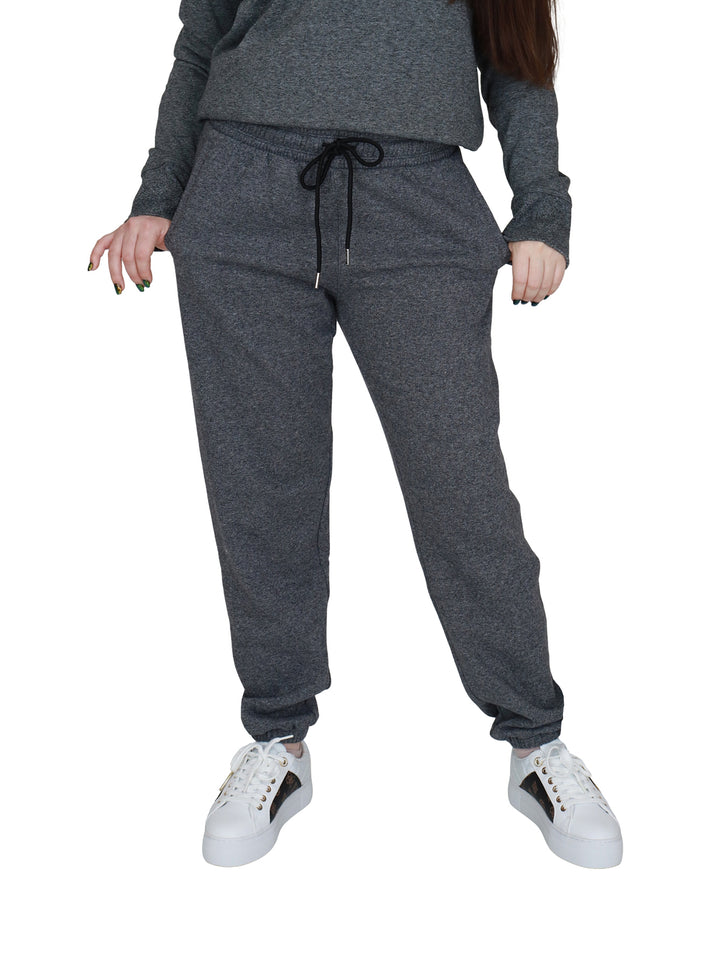 Pantalones deportivos joggers color gris oscuro con cordones negros en la cintura.