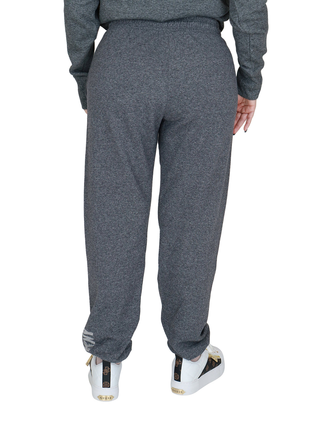 Pantalones deportivos joggers color gris oscuro con cordones negros en la cintura.