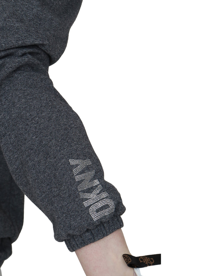Pantalones deportivos joggers color gris oscuro con cordones negros en la cintura.